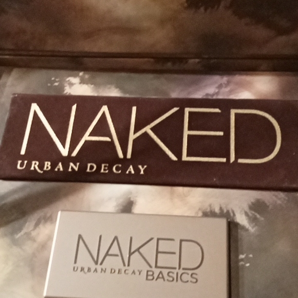 URBAN DECAY NAKED EYESHADOW VAULT - Picture 3 of 13